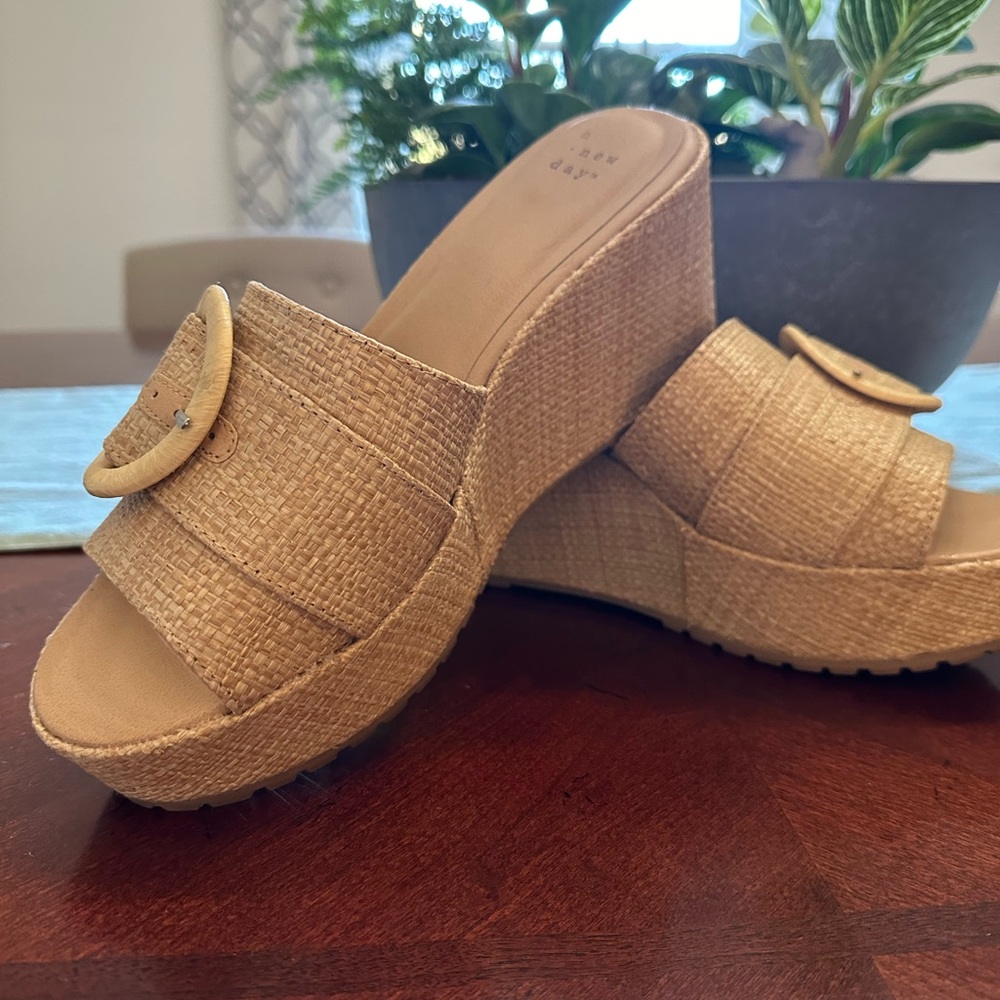 Straw wedge with buckle